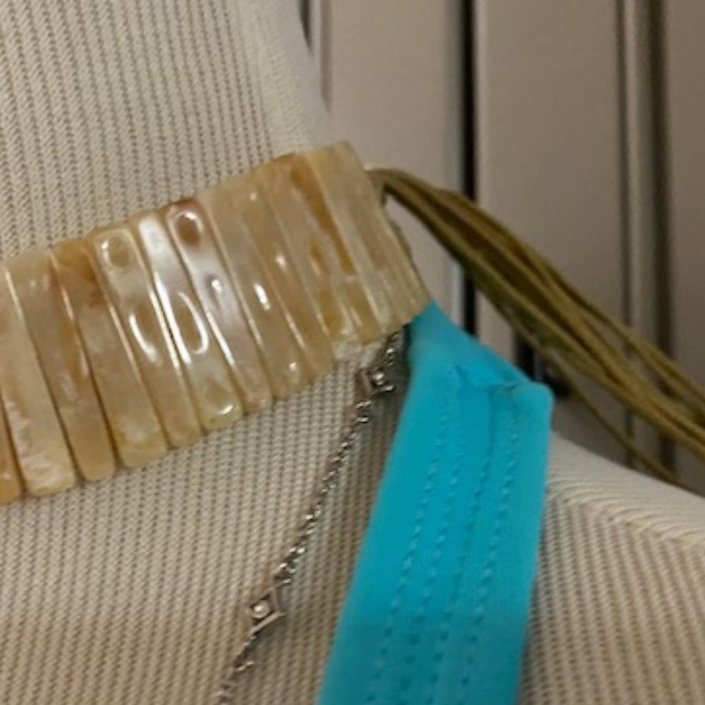 Shell Chocker With Long Ties - image 5